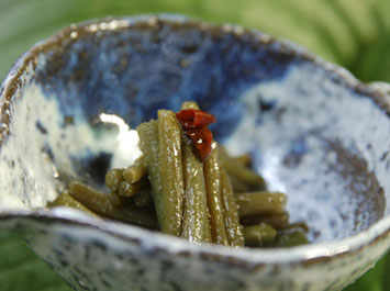 山野草料理：ウワバミソウのキンピラ風（八寸）[b]また違う日は、暑い日でも食欲が増すようにと「ピリ辛」にウワバミソウをキンピラ仕立てしてお出ししました。