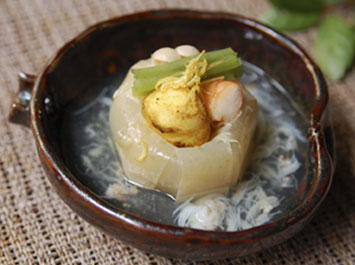 炊き合わせ（湯葉茶巾蒸しあんかけ）[b]ある日の炊き合わせは、湯葉茶巾蒸し。かぶらを茶巾で巻き、旬の栗・しめじ・エビと一緒に蒸し、カニの身入りあんかけで整えました。彩りにウワバミソウを添えています。