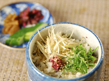 飯物（ミョウガご飯）[b]まだまだ暑さが残るこの日の飯物には、ミョウガご飯をご用意しました。当館の白米も美味しいですが、食欲が落ちる時期にはミョウガご飯が喜ばれています。