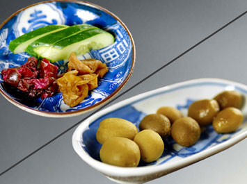香の物（3種盛り/梅の実漬け）[b]香の物は基本的に自家製で、その時々お出しするものが変わります。写真左上は、きゅうりの浅漬けとしば漬け・つぼ漬けの3種盛り。右下は木の実3種変わり漬けです。