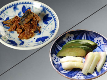 香の物（さばのヘシコ/ウリ類漬け）[b]暑い日には、さばのヘシコをお出ししました。夏には特に喜ばれる日本海の特産です。翌日の朝食はウリ類のお漬物でした。前夜デザートのスイカを浅漬けすることもあります。