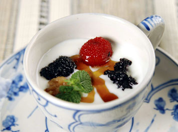 水物（木の実とヨーグルト）[b]この日は、「茶房らんむ」でもお出ししている自家製カスピ海ヨーグルトです。トッピングは桑の実・木苺・特製シロップ・ミントなどなどです。さわやかになるデザートです。