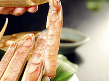 お造り（カニ刺し-2）[b]味も大将のお墨付き。ズワイガニならではの「とろっ」とした食感と芳醇な甘みが、お口の中いっぱいに広がります。『今夜の宴は、楽しくなる予感・いっぱい』です。