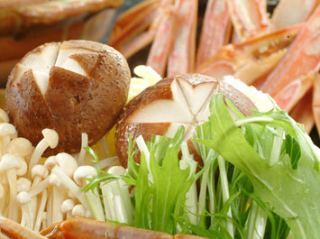 鍋物（カニすき鍋-2）[b]大将特製の「お出汁」と共に好評なのが、お鍋の「野菜たち」。無農薬栽培された美味しい野菜をトコトン煮込みます。中でも一番人気は、「白菜」。是非一度、ご賞味ください。