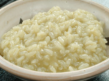 飯物（蟹味噌入り雑炊-2）[b]深い味わいの雑炊を楽しめるのも、米の良さがあってのこと。お米１粒１粒が凛とし、かつ、艶があるでしょう。どの素材が欠けても完成しない、雑炊です。