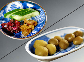 香の物（3種盛り/木の実漬け）[b]香の物は基本的に自家製で、その時々お出しするものが変わります。写真左上は、きゅうりの浅漬けとしば漬け・つぼ漬けの3種盛り。右下は木の実3種の変わり漬けです。