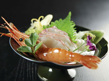 お造り（魚介3種盛り）[b]旬の新鮮な魚介類の3種盛りです。この日は、鯛・白イカ・ボタンエビでした。お造りのみならず、器の上の物はすべて食していただくことが出来ます。