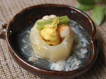 炊き合わせ（湯葉茶巾蒸しあんかけ）[b]ある日の炊き合わせは、湯葉茶巾蒸し。かぶらを茶巾で巻き、旬の栗・しめじ・エビと一緒に蒸し、カニの身入りあんかけで調えました。彩りにウワバミソウを添えています。