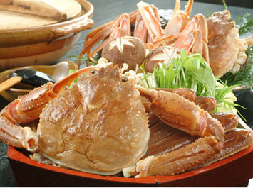 鍋物（カニすき鍋）[b]大将特製の「澄んだお出汁」が特長の｢本陣粋月流カニすき鍋｣。『此処にしかない味』と、この「カニすき鍋が目当て」の常連さんも多いですよ。