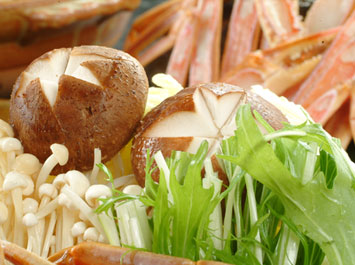 鍋物（カニすき鍋-2）[b]大将特製の「お出汁」と共に好評なのが、お鍋の「野菜たち」。無農薬栽培された美味しい野菜をトコトン煮込みます。中でも一番人気は、「白菜」。是非一度、ご賞味ください。