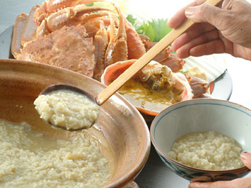 飯物（蟹味噌入り雑炊）[b]カニと野菜の旨味が凝縮したお出汁に、蟹味噌(添加物一切無し)を加えて、雑炊用に味を整え直した、見た目はシンプルな雑炊。風味を活かすために卵をはじめ、ねぎ等の薬味も一切入れません。