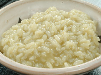 飯物（蟹味噌入り雑炊-2）[b]深い味わいの雑炊を楽しめるのも、米の良さがあってのこと。お米１粒１粒が凛とし、かつ、艶があるでしょう。どの素材が欠けても完成しない、雑炊です。