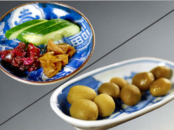 香の物（3種盛り/木の実漬け）[b]香の物は基本的に自家製で、その時々お出しするものが変わります。写真左上は、きゅうりの浅漬けとしば漬け・つぼ漬けの3種盛り。右下は木の実3種の変わり漬けです。