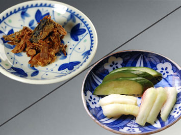 香の物（さばのヘシコ/ウリ類漬け）[b]暑い日には、さばのヘシコをお出ししました。夏には特に喜ばれる日本海の特産です。翌日の朝食はウリ類のお漬物でした。前夜デザートのスイカを浅漬けすることもあります。