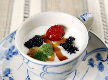 水物（木の実とヨーグルト）[b]この日は、「茶房らんむ」でもお出ししている自家製カスピ海ヨーグルトです。トッピングは桑の実・木苺・特製シロップ・ミントなどなど、さわやかな一品です。