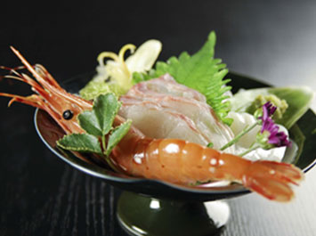 お造り「小鉢盛り」[b]旬の新鮮な魚介類の3種盛り。この日は、鯛・白イカ・ボタンエビでした。小鉢盛りも器の上の物はすべて食していただくことが出来ます。