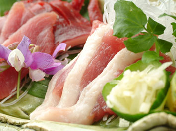 鴨料理「鴨肉のお刺身」[b]産地の卸売業者より直接仕入れた新鮮な鴨肉は、お刺身でも楽しんでいただけます。脂が乗った「トロ身」と、さっぱりとした「赤身」を食べ比べてください。
