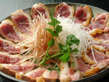鴨料理「鴨肉のたたき」[b]お刺身でもいただける新鮮な鴨肉を、贅沢に「たたき」でお召し上がりください。この鴨肉だけは、大将に代わり女将が担当で捌きます。