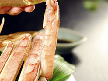 カニ料理「カニ刺し」[b]ズワイガニの刺しです。「とろっ」とした食感と芳醇な甘みが、お口の中いっぱいに広がります。また、大型サイズの1肩がお一人様分ですので、ボリューム感も抜群です。