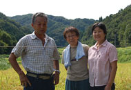 契約農家の小石原さん夫婦と女将。