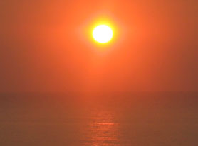 水平線に沈む夕陽